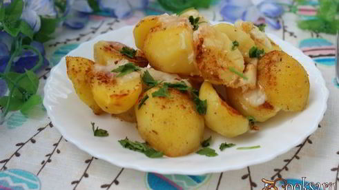 ароматный картофель, запеченный с моцареллой