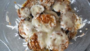 Баклажаны и кабачки с сыром в микроволновке