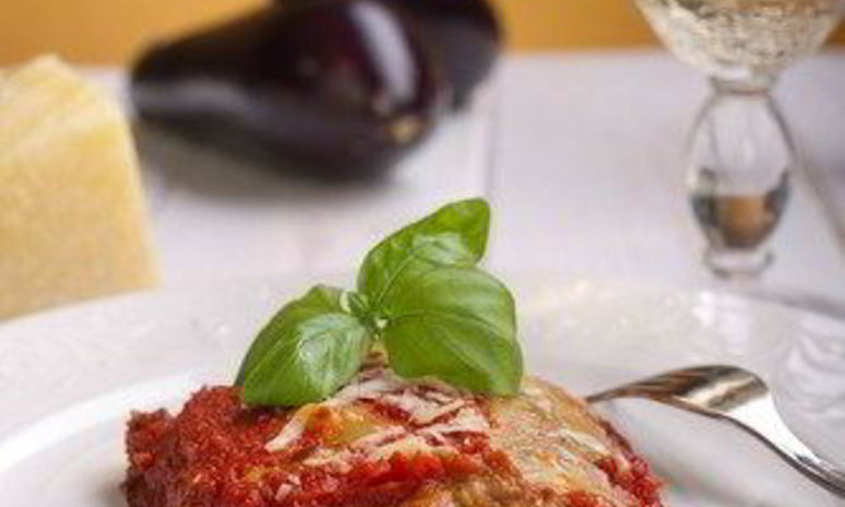 Рецепт баклажанов, запеченных с сыром, базиликом и кедровыми орешками