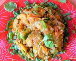 Кабачки, тушенные с луком