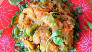 Кабачки, тушенные с луком