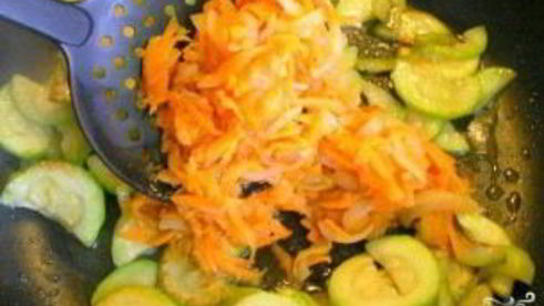 кабачки, тушенные с луком