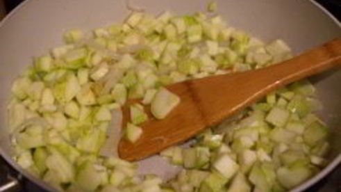 кабачки жареные с чесноком и яйцом