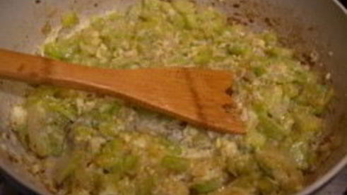 кабачки жареные с чесноком и яйцом