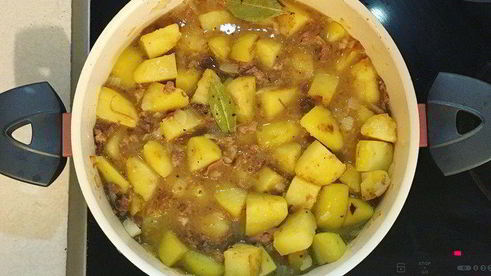 картошка с тушенкой