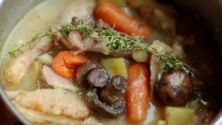 Картошка тушеная с курицей и грибами