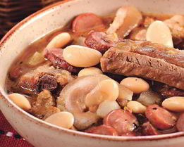 Кассуле по-тулузски — утиная ножка с белой фасолью, сосисками и беконом