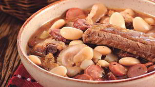 Кассуле по-тулузски — утиная ножка с белой фасолью, сосисками и беконом