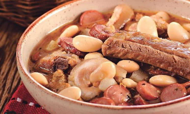 Рецепт кассуле по-тулузски — утиной ножки с белой фасолью, сосисками и беконом