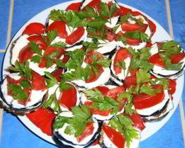 Острые жареные баклажаны с помидорами