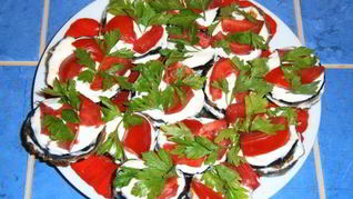 Острые жареные баклажаны с помидорами