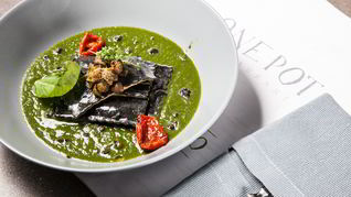 Папарделле, фаршированные кальмарами, в кабачковом песто