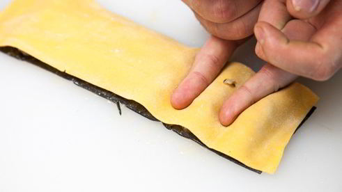 папарделле, фаршированные кальмарами, в кабачковом песто