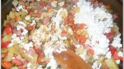 перец, фаршированный картофелем и овощами