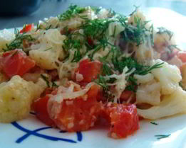 Цветная капуста с беконом и помидорами