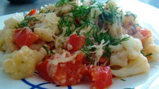 Цветная капуста с беконом и помидорами