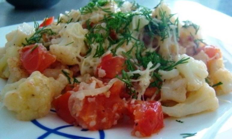 Рецепт цветной капусты с беконом и помидорами