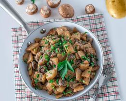 Тушеная картошка с грибами в мультиварке