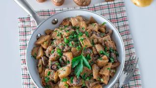 Тушеная картошка с грибами в мультиварке