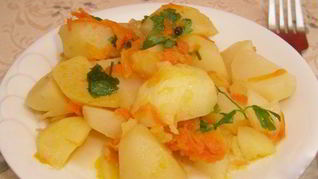 Тушеная картошка с морковью