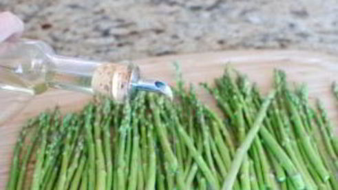 жареная спаржа в бальзамическом соусе