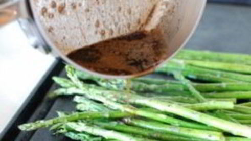 жареная спаржа в бальзамическом соусе