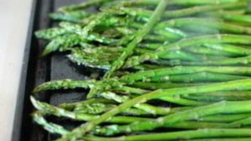 жареная спаржа в бальзамическом соусе