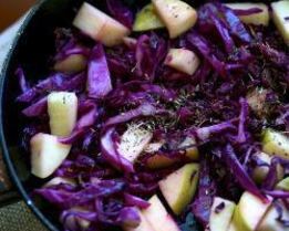 Жаренная краснокочанная капуста с яблоком