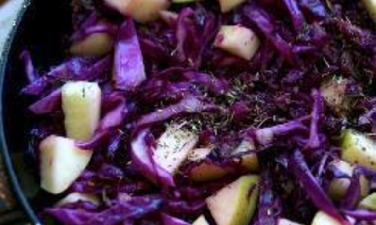 Рецепт жаренной краснокочанной капусты с яблоком