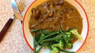 Говяжья печень с грибами