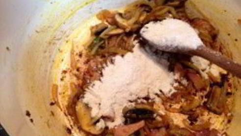 говяжья печень с грибами