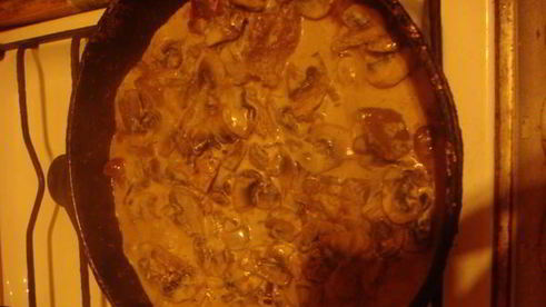 говяжья печень с грибным соусом