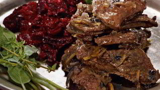 Говяжья печенка с красным луком