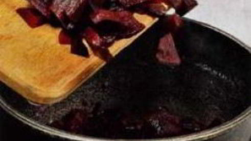 говяжья печенка с красным луком