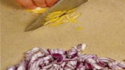 говяжья печенка с красным луком