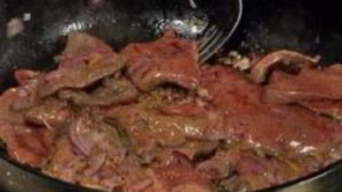 говяжья печенка с красным луком