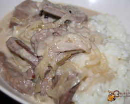 Индюшиная печень в сметанно-луковом соусе