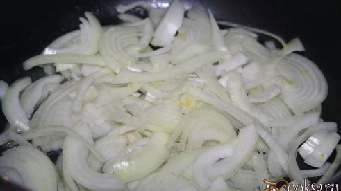 индюшиная печень в сметанно-луковом соусе