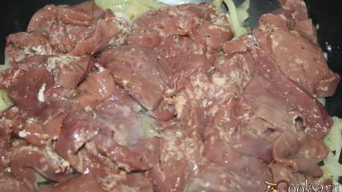 индюшиная печень в сметанно-луковом соусе