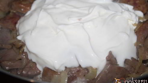 индюшиная печень в сметанно-луковом соусе