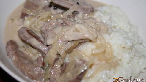 индюшиная печень в сметанно-луковом соусе