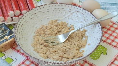 крабовые палочки, фаршированные печенью трески