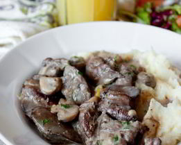 Куриная печень с грибами в сливочном соусе