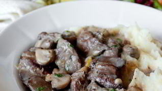 Куриная печень с грибами в сливочном соусе