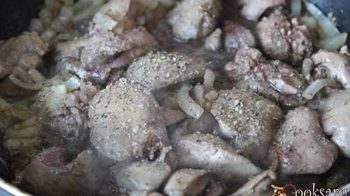 куриная печень с маслятами в сметане