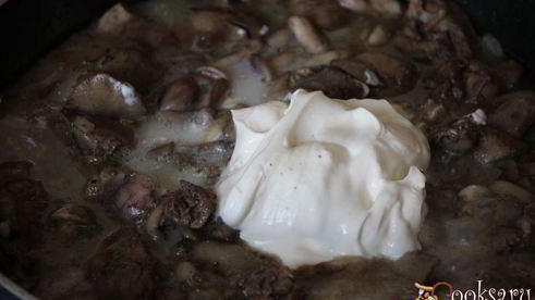 куриная печень с маслятами в сметане