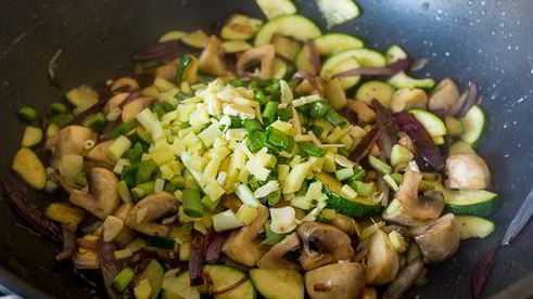 куриная печень с овощами в азиатском соусе