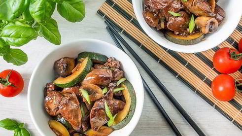 куриная печень с овощами в азиатском соусе