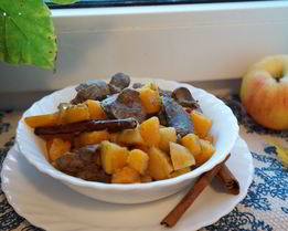 Куриная печень с тыквой и яблоками