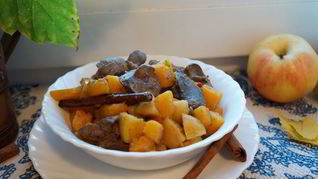 Куриная печень с тыквой и яблоками